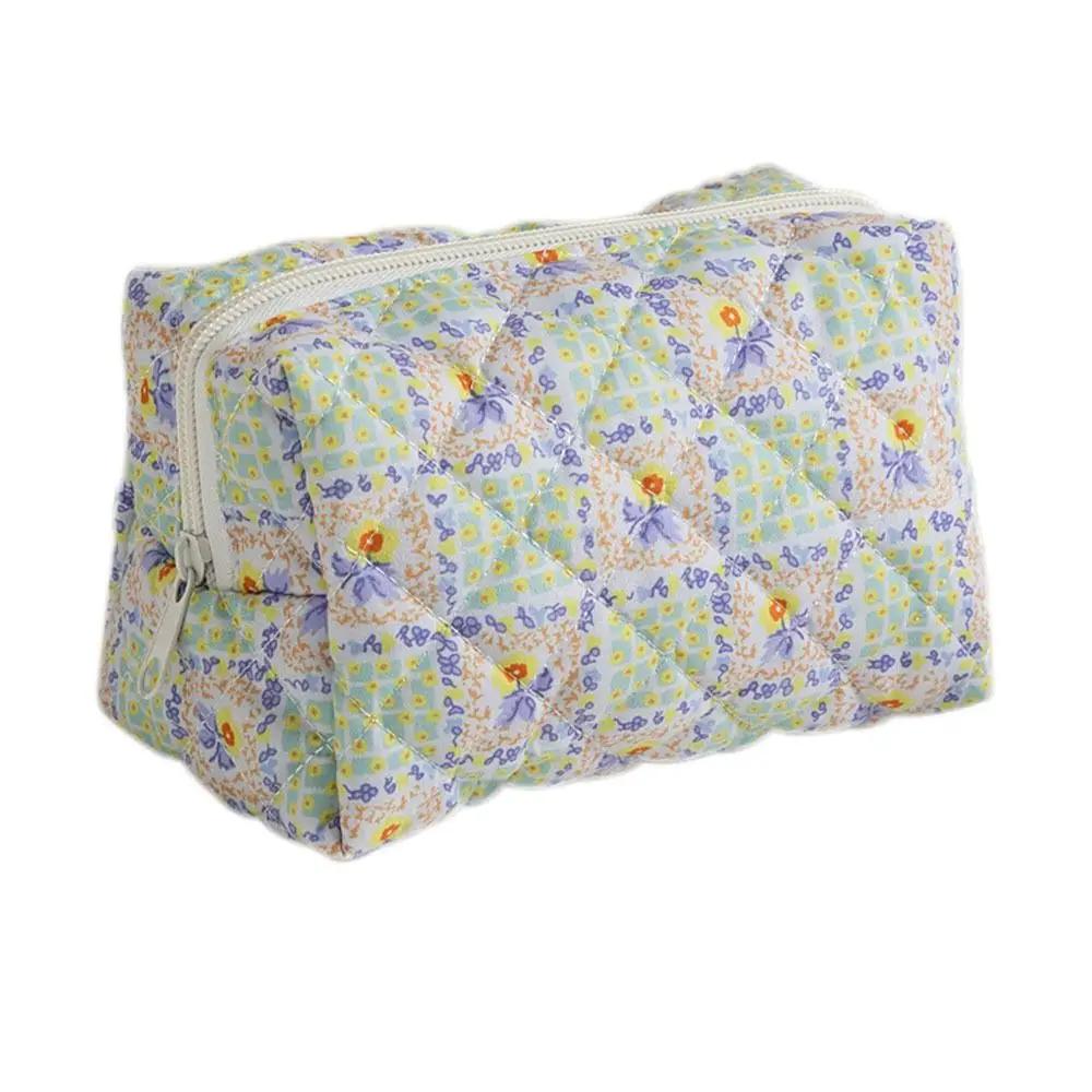 Cotton Quilted Makeup Bag Portable Checkered with Zipper Wash Bag Large Capacity Skincare Pouch Travel