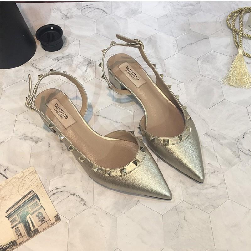 Sandales rivetées pour femmes, nouvelles chaussures plates pointues en cuir laqué Baotou Temperament, talons hauts, tailles 33 à 41, 2024