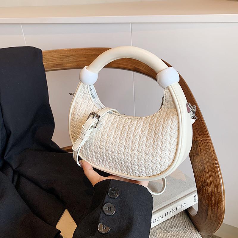 IELGY Retro Woven Messenger Bag Niche Design Portable Commuter Dumpling Bag