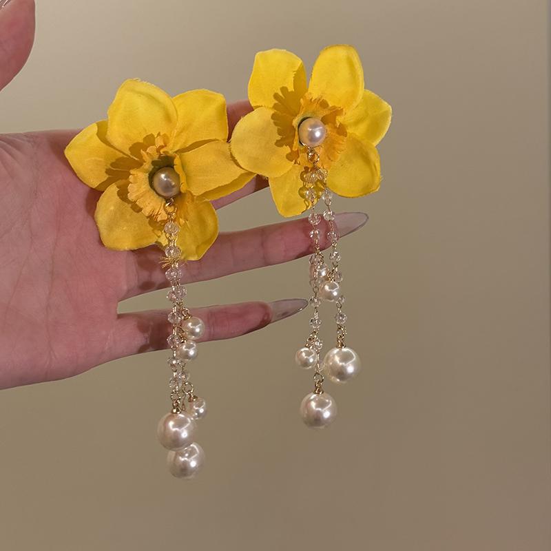 

Small yellow flower fringed pearl stud earrings spring and summer new sweet and cute earrings fashionable and fresh design earrings