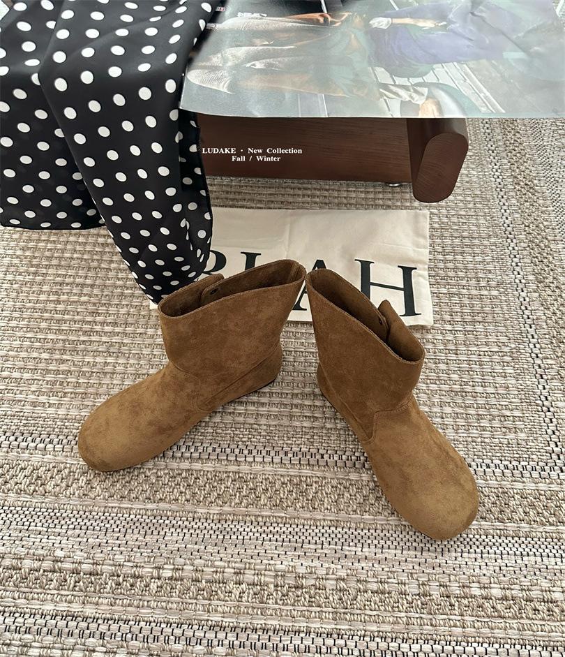 

Soft-soled fashion knight boots women s autumn 2025 new thin round head inner height-increasing suede short boots 39