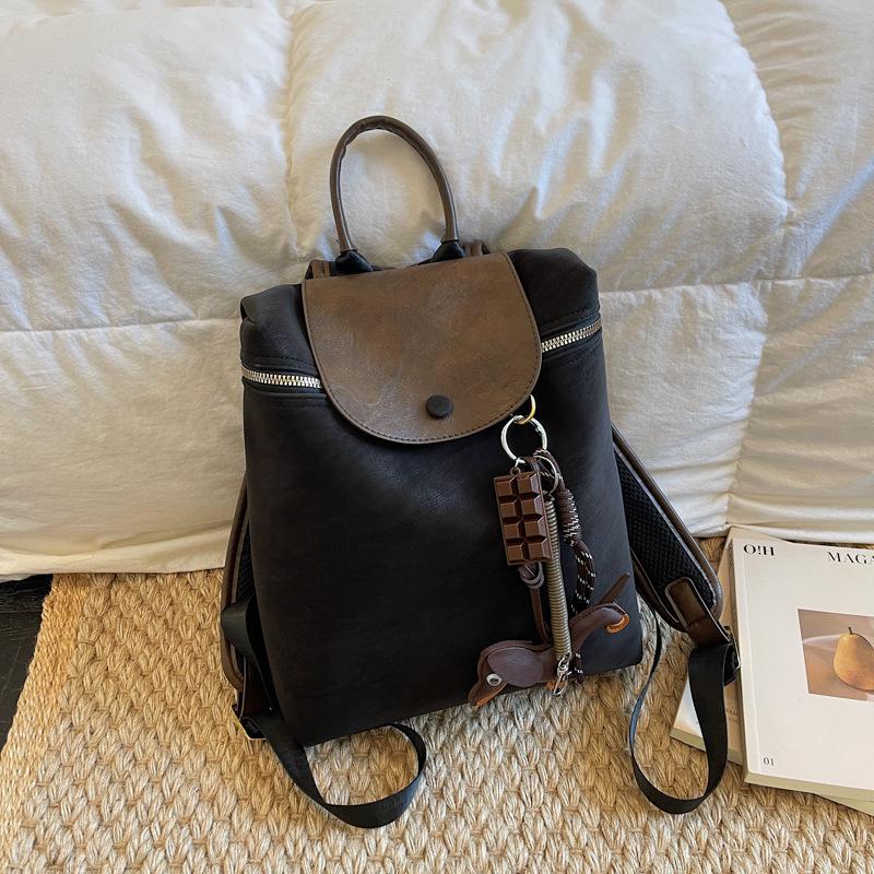 Eine High-End-Handtasche und ein modischer Rucksack mit einer Kombination aus Rucksack für den täglichen Weg