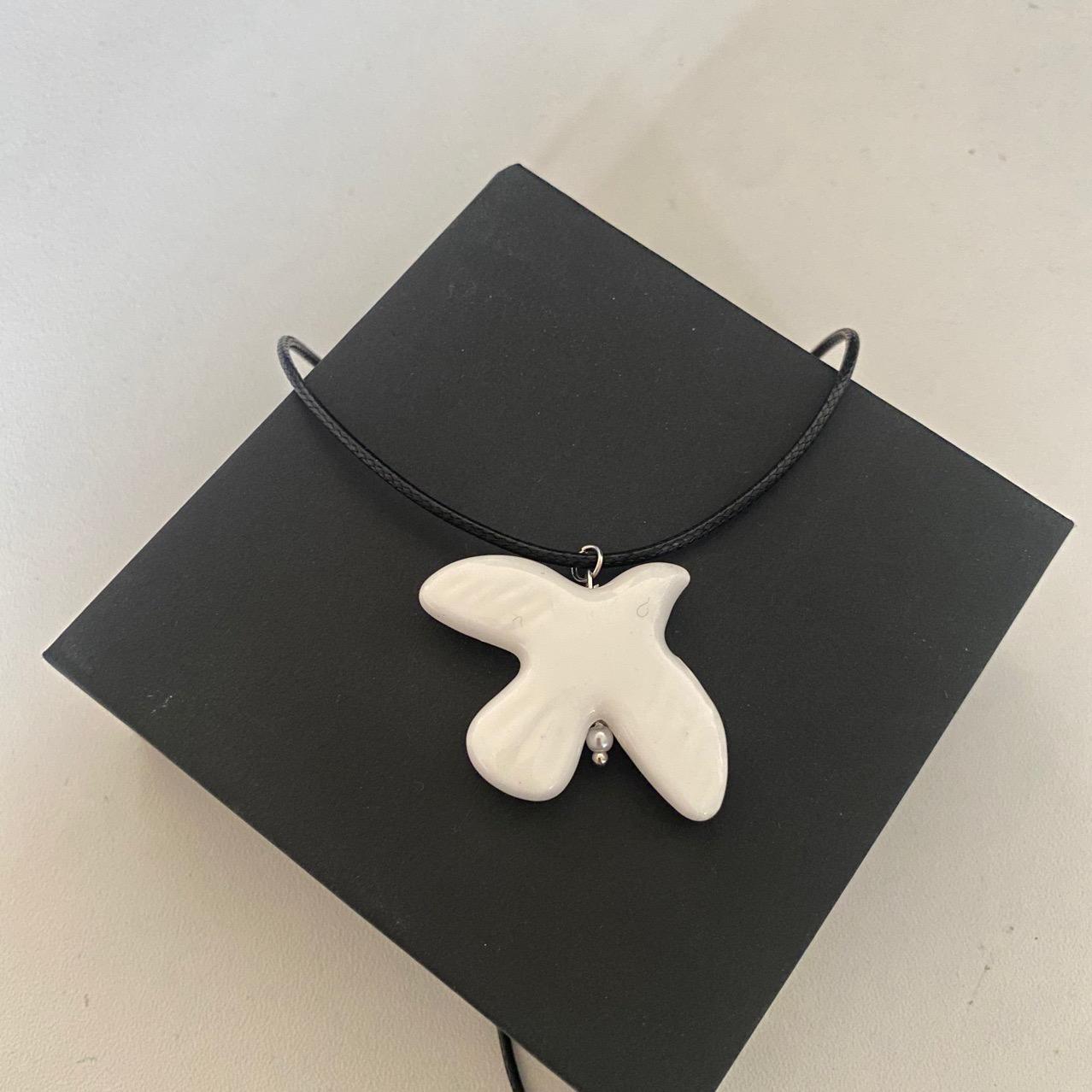 

Retro White Ceramic Dove Pendant Necklace for Women Fashionable Design Sensation Niche Jewelry Accessory