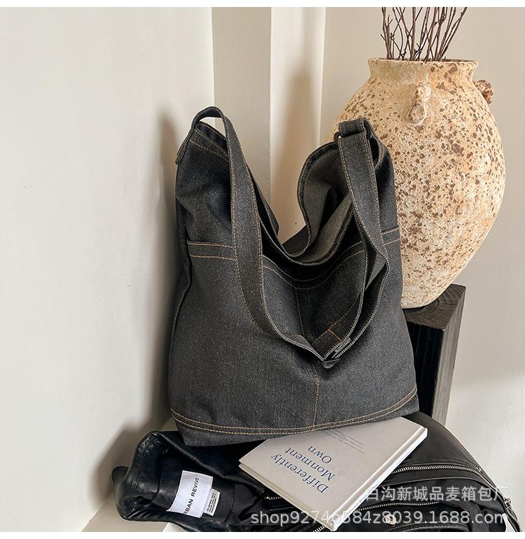 

New 2025 Hong Kong style literary denim bag women s Korean version literary shoulder bag lazy wind large capacity messenger bag чёрный