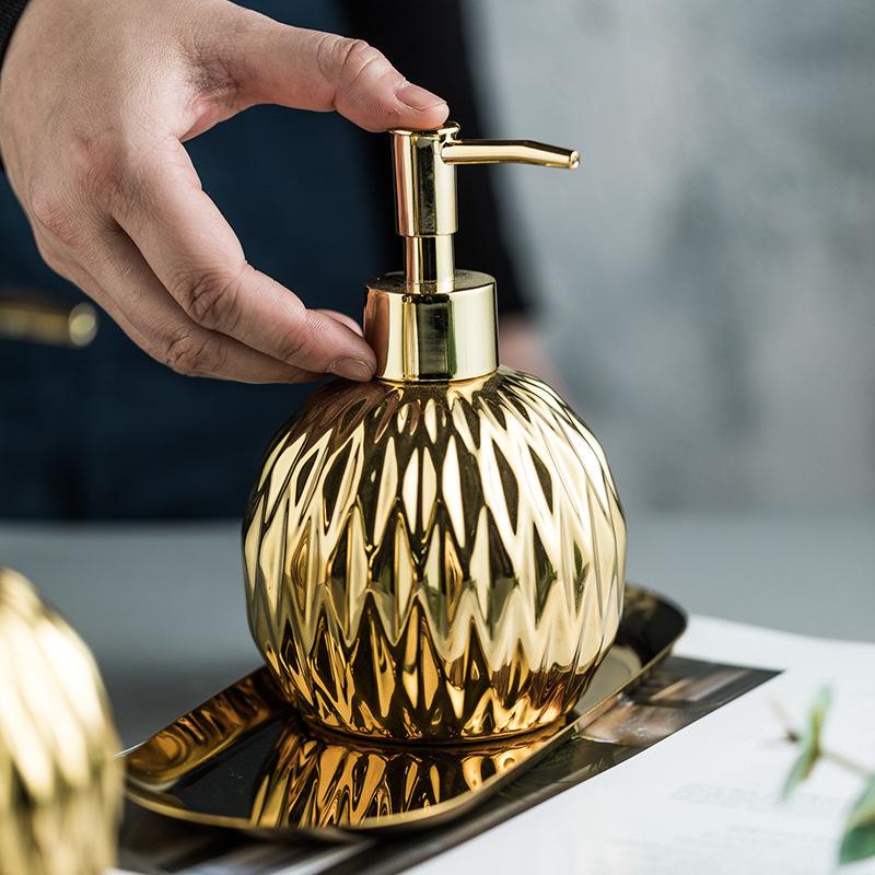 Distributeur de savon doré de luxe avec poignée à pression, distributeur en céramique, argent avec plateau en acier inoxydable, accessoire de salle de bains