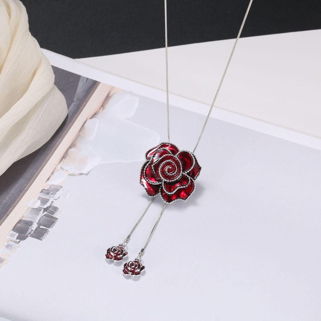 Luxury Non-Fading Korean Fashion Sweater Necklace: Autumn/Winter Women's Niche Design Pendant