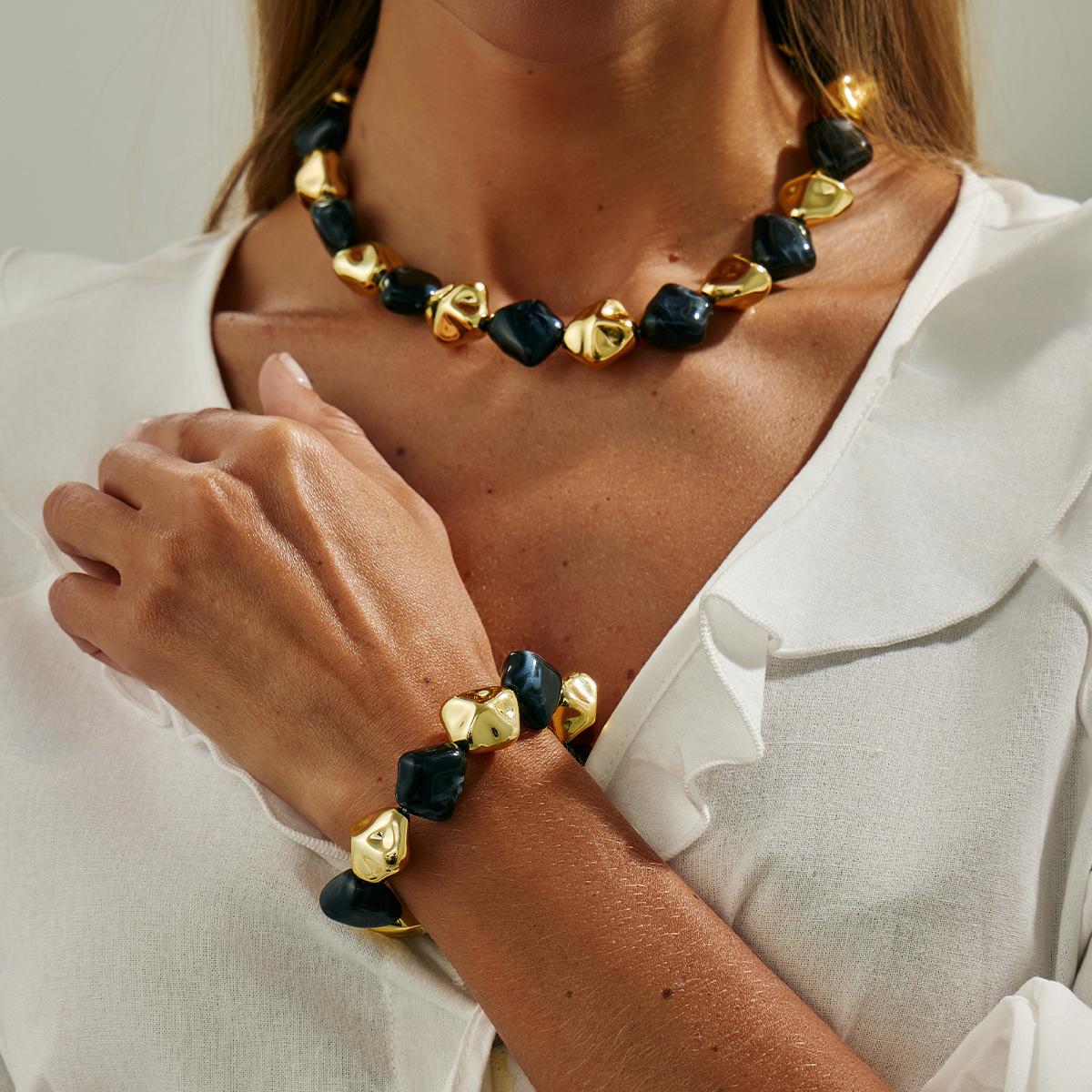 

Модные украшения для женщин чёрный