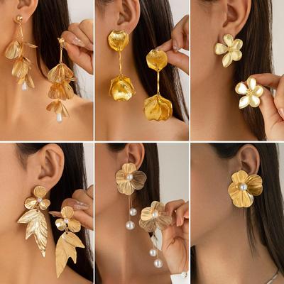 Three-dimensional Imitation Pearl Tassel Earrings Metal Texture Versatile Personality Fashion Commuter Party Female Decorations