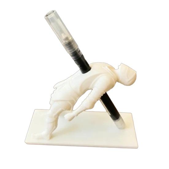 

Assassin Pen Holder 3D Printed Creative Desk Organizer with Arrow Design Funny Novelty Pen Stand for Office School Unique Desktop Decor білий