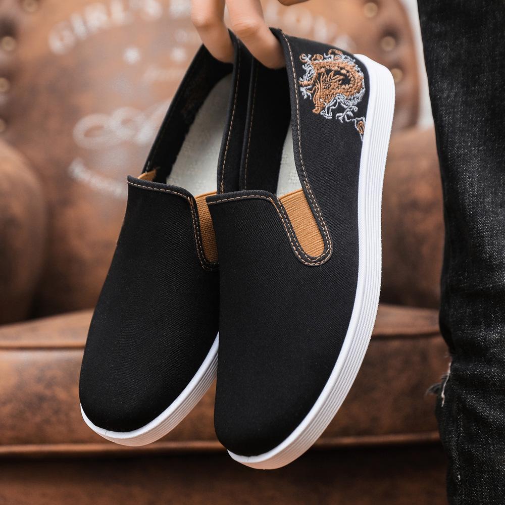 Leichte atmungsaktive Canvas-Schuhe mit weicher Sohle Neuer ethnischer Stil einpedalige bestickte Stoffschuhe Vielseitige alte Pekinger Herrenstoffschuhe