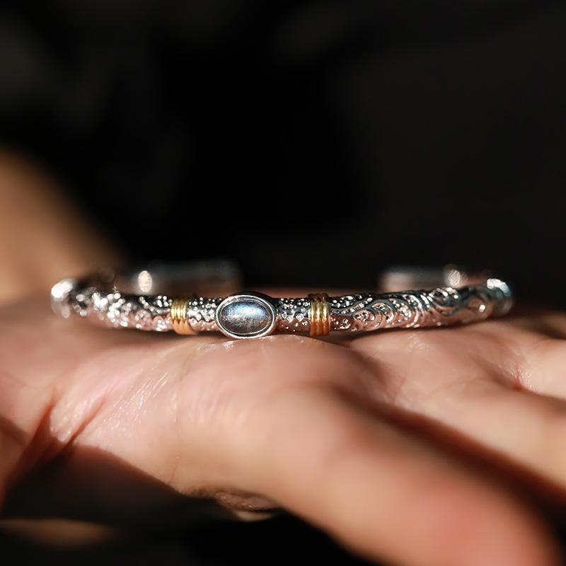 2026 Guld och Silver Färgmatchning Tang Gräs Mönster Grå Månsken Öppningsarmband Nischad Designkänsla Mode Avancerad Kall Vind Armband Gåva