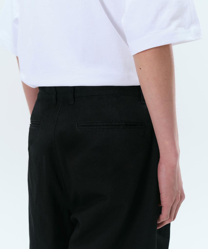 MUSINSA STANDARD Two-Tuck Wide Chino Shorts [Black]