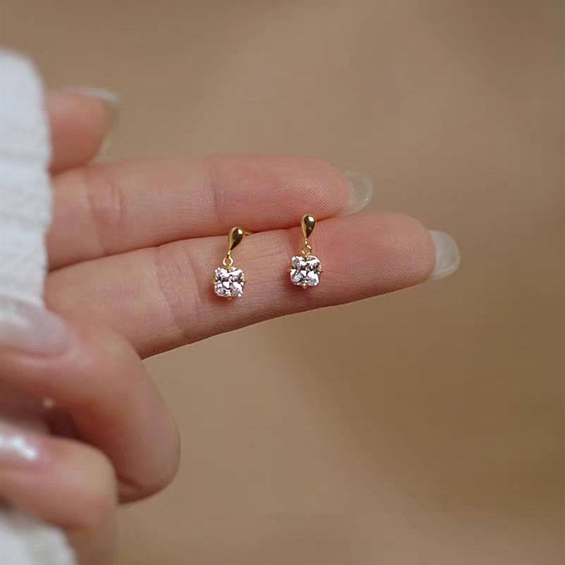 

Срібні сережки-гвоздики у формі краплі з позолотою та квадратним цирконієм, французька принцеса Platinum