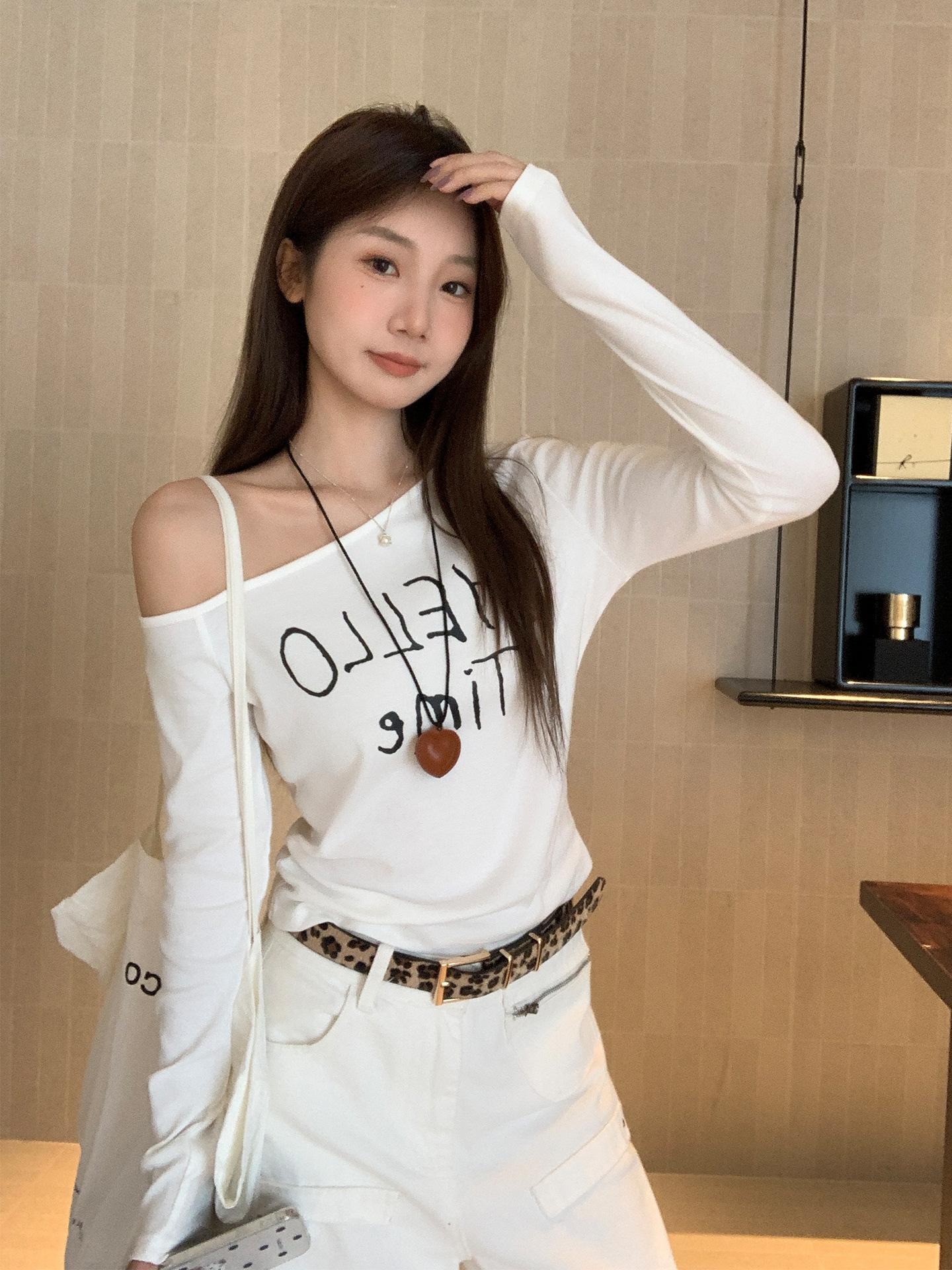 

White slanted shoulder letter printing design long-sleeved T-shirt women s early autumn new slim and thin off-the-shoulder top S белый
