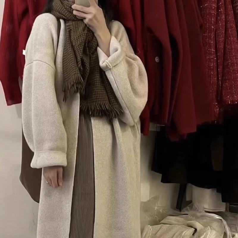 

Женский кардиган средней длины свободного кроя на осень/зиму 2024 - Уютное и стильное пальто-свитер длиной ниже колена. Small абрикосовый