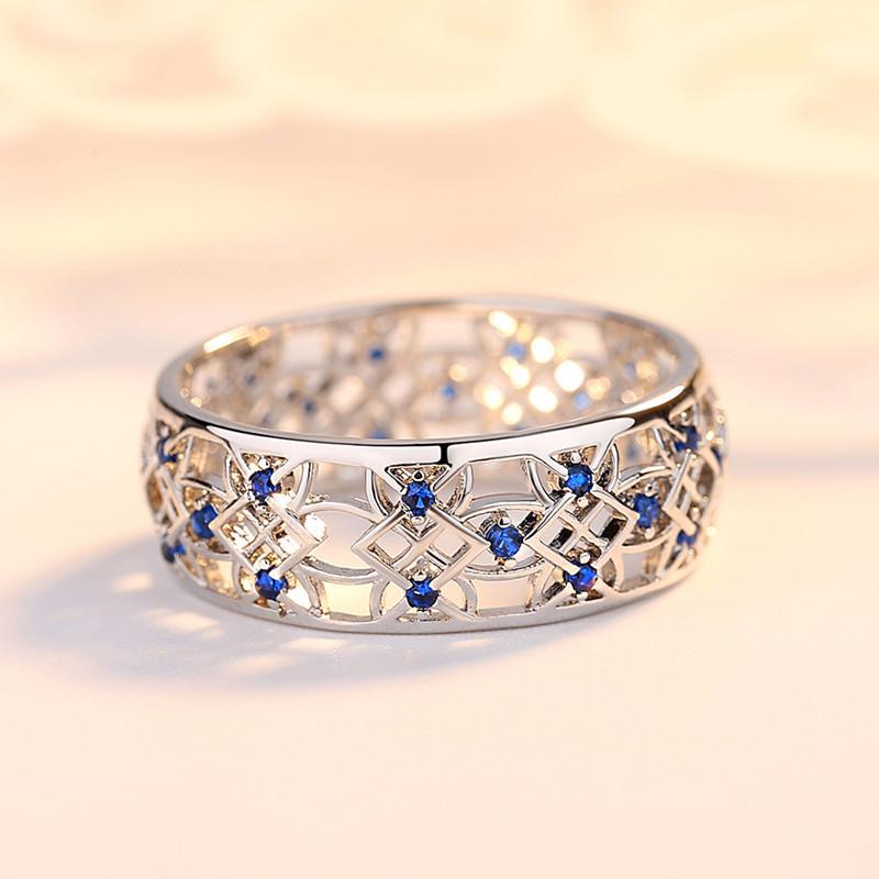 Eleganter europäisch-amerikanischer Paarring aus Zirkonia-Hohlblumenlegierung