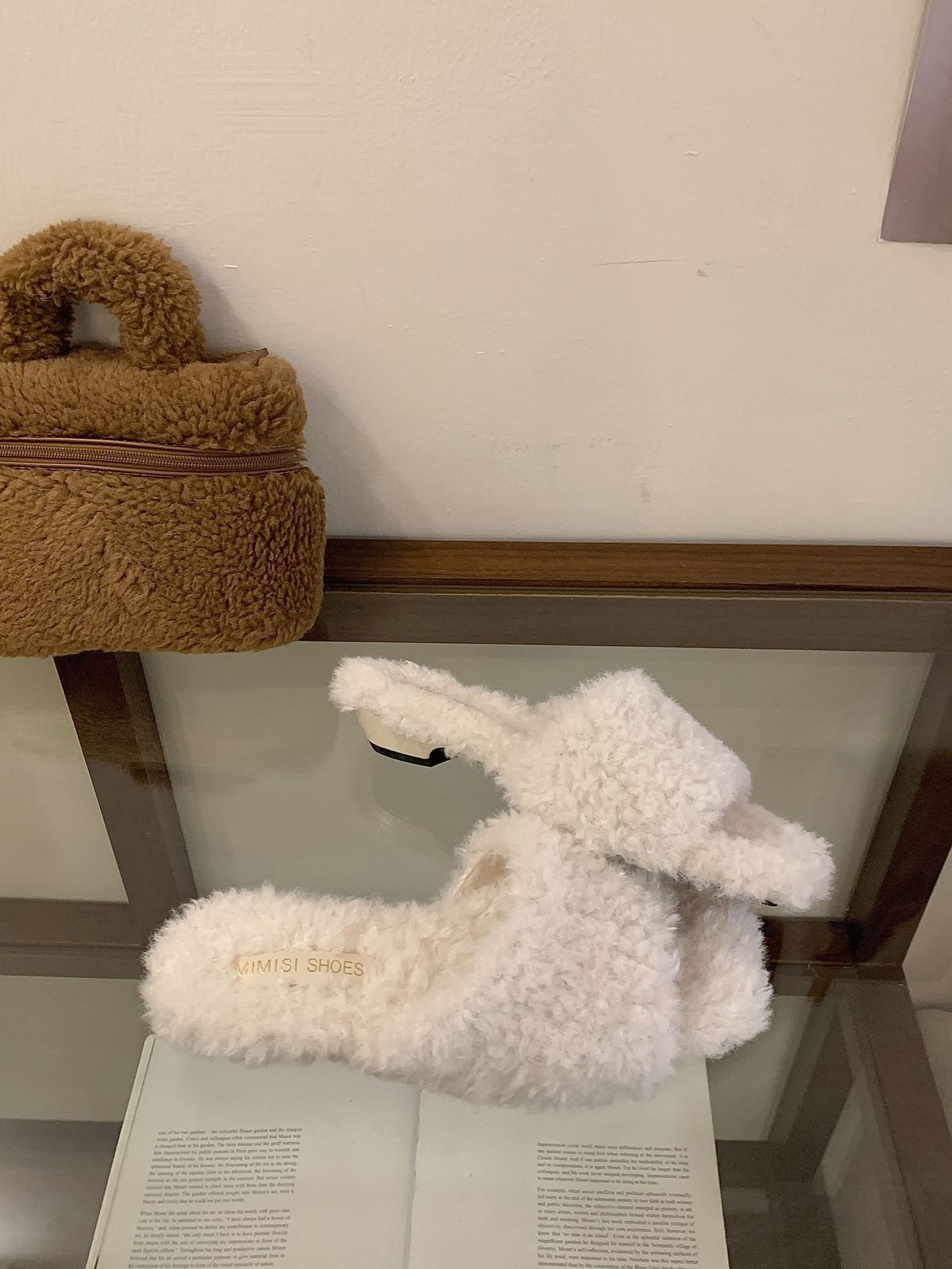 

2025 autumn and winter new low-heeled French one-word square head open-toed fluffy slippers women s shoes outside wear 39 белый