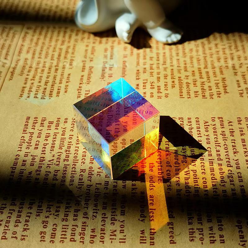 קוביית אור פריזמה צבעונית: תופסן שמש יצירתי, קישוט לשולחן העבודה ומתנת יום הולדת