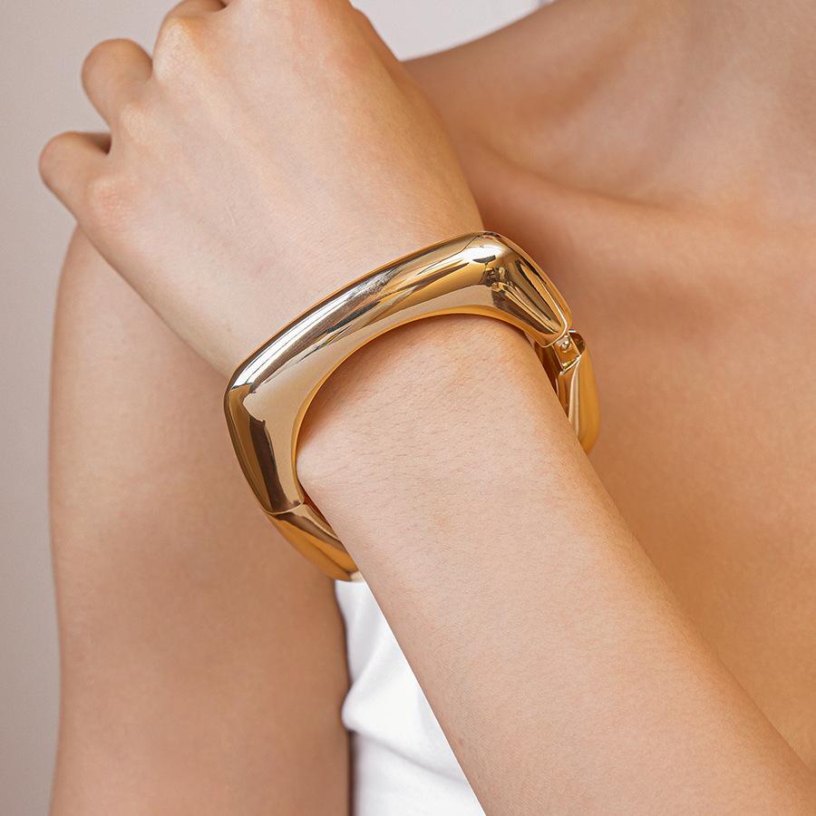Fashionable Exaggerate Wide Resin Bracelets Chunky Metal Bracelet Jewelry Autumn Winter Vintage Bangle For Women