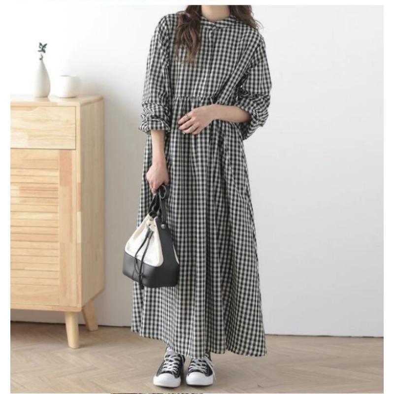 

Женское раннее осеннее длинное полосатое однобортное платье свободного кроя с круглым вырезом выше колена One Size чёрный/белый