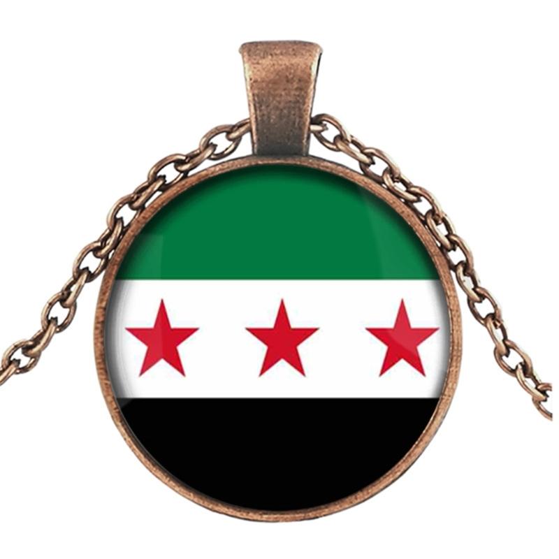 Elegante Halskette mit Anhänger der syrischen Flagge, die Nationalstolz und kulturelle Identität symbolisiert, aus robusten Materialien für den Alltag