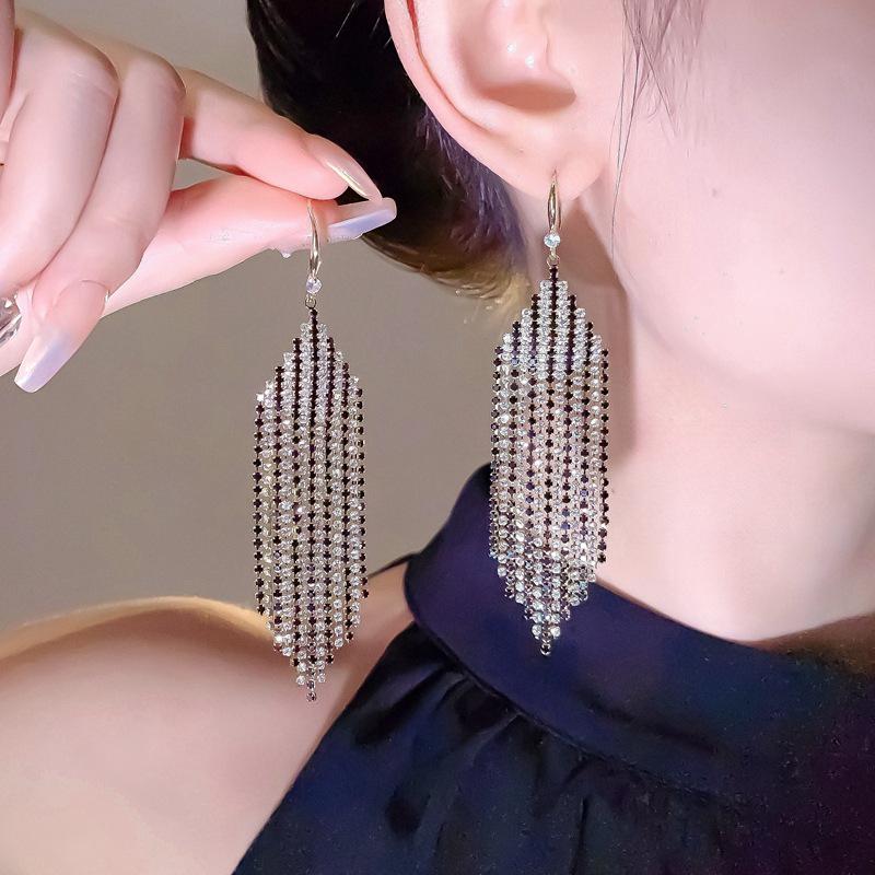 Brincos da Moda Exquisitos com Borla Longa: Elegante, Brilhante e Versátil para Mulheres