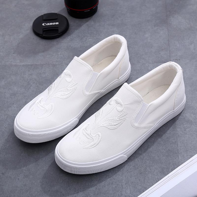 Chinese Style White Sneakers Men Embroidery Casual Shoes Slip on Canvas Shoes Men Loafers Comfortable Vulcanized Shoes