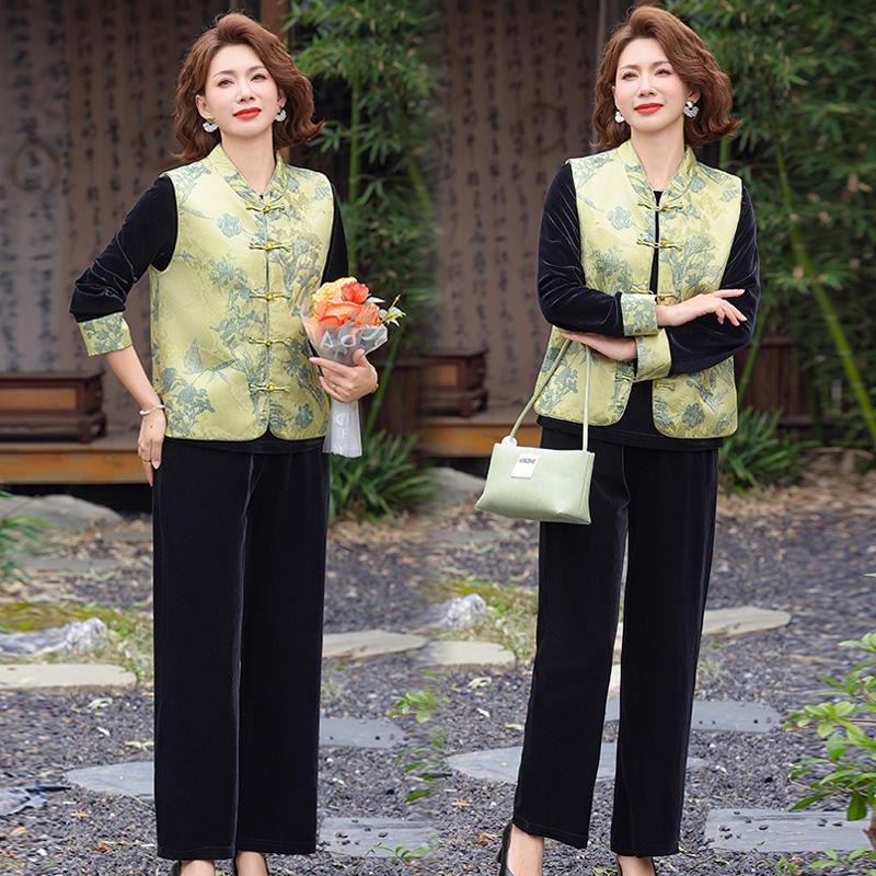 

Stylish Three-Piece Chinese Spring Outfit for Mothers: National Style Vest and Pants, Elegant Age-Reducing Suit for Middle-Aged and Elderly Women. 4XL (67.5-72.5 kg)