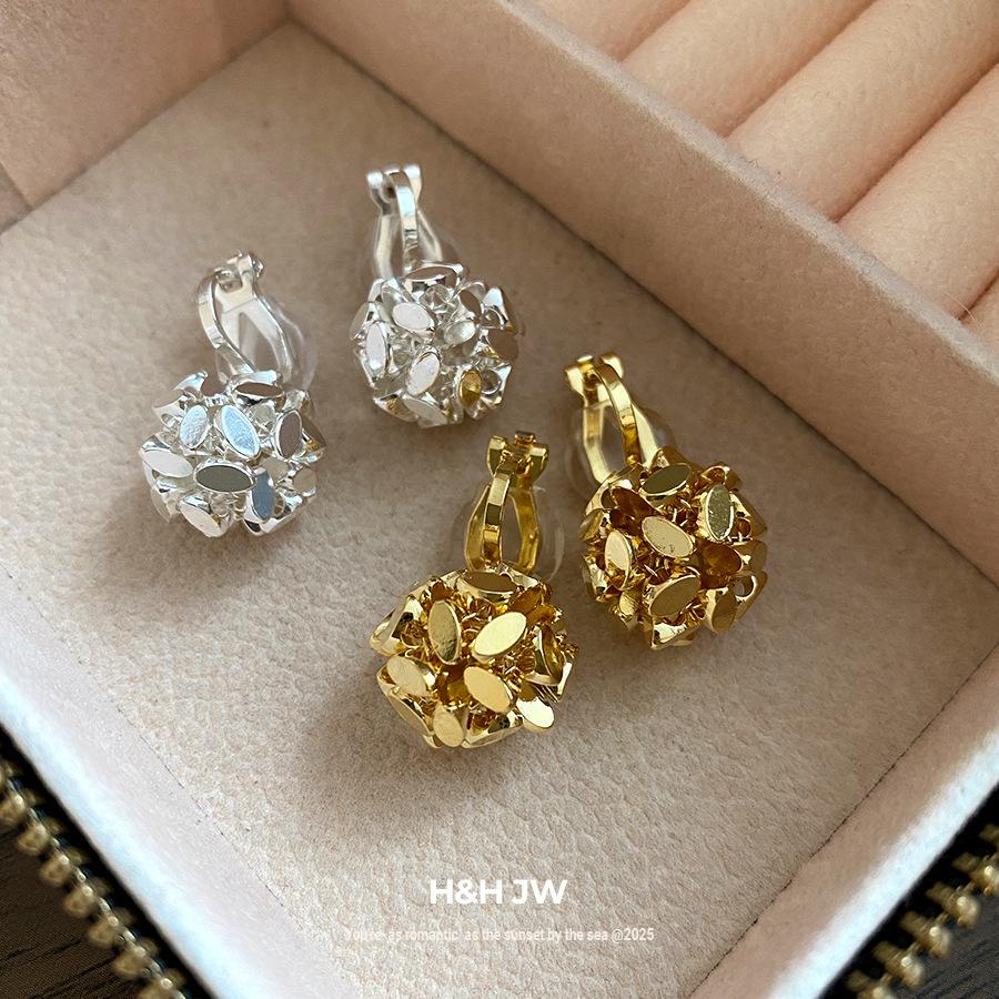 K real gold electroplated flower cluster ear clips European and American retro simple fashion temperament earrings light luxury high-end earrings