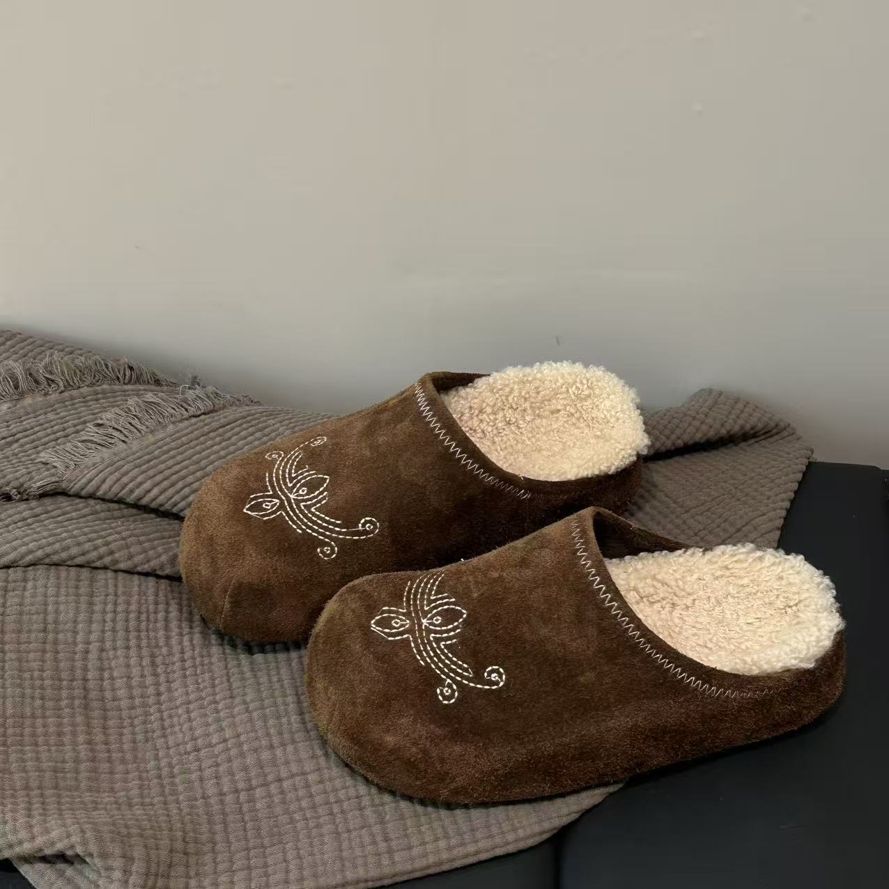 

[Фанфна] Осенью и зимой 2025 года новые пушистые и плюшевые модные универсальные повседневные полушлепанцы на платформе Boken 40 темно-коричневого