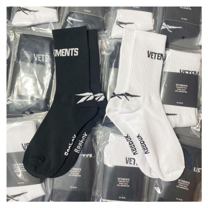 Trendy Brand Vete Classic Co-Branded Black And White Letter European And American Street Sports Socks Pure Cotton Mid-Leg Socks