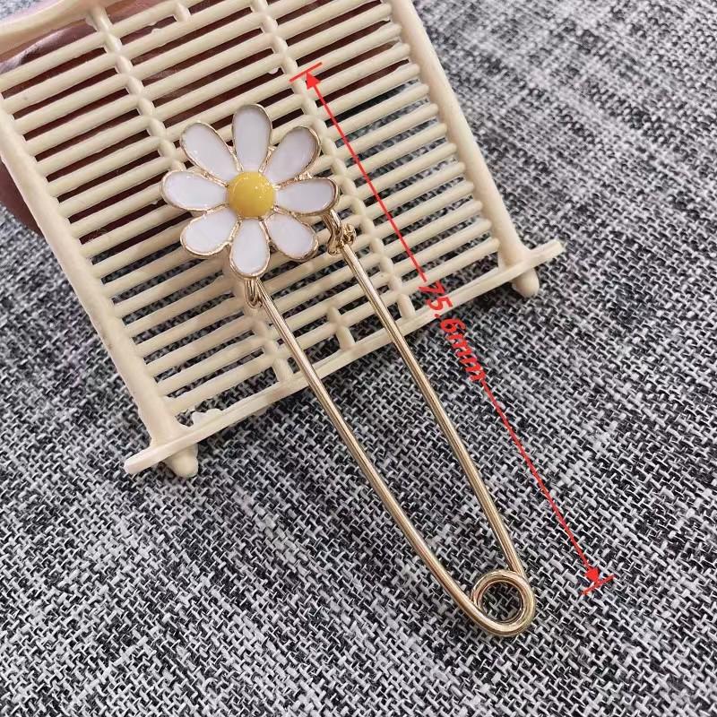 Waist-Slimming & Anti-Exposure Brooch Pin – Clothing Accessory for Secure Fit