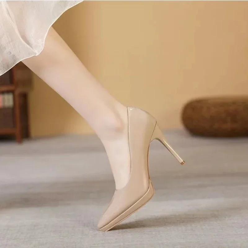 2025 Höst Nya Fina Höga Klackar Enkla Skor för Dammode Spetsiga Grunda Mun Temperament Höga Klackar