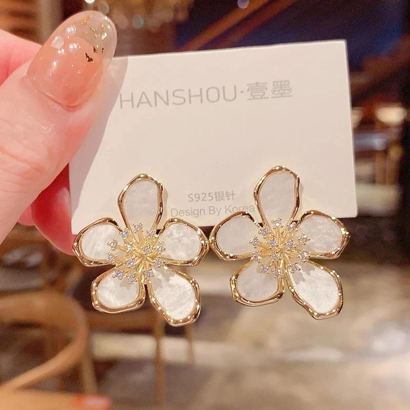 2024 New Korea Jewelry Exaggerated White Acrylic Zircon Flower Earrings Elegant Women Design Fashion Wedding Party Accessories