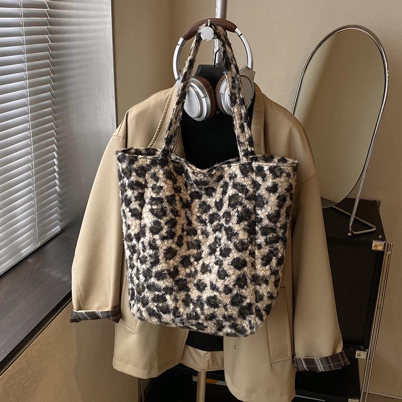 

2025 Leopard Print Large Capacity Fashion Shoulder Bag - Trendy, Versatile, and Lightweight Handbag