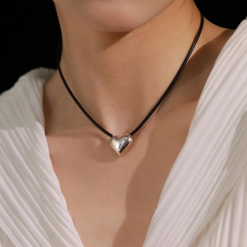 Cold Wind Black Rope Love Pull Necklace Women'S Simple Niche Design Peach Heart Sweater Chain