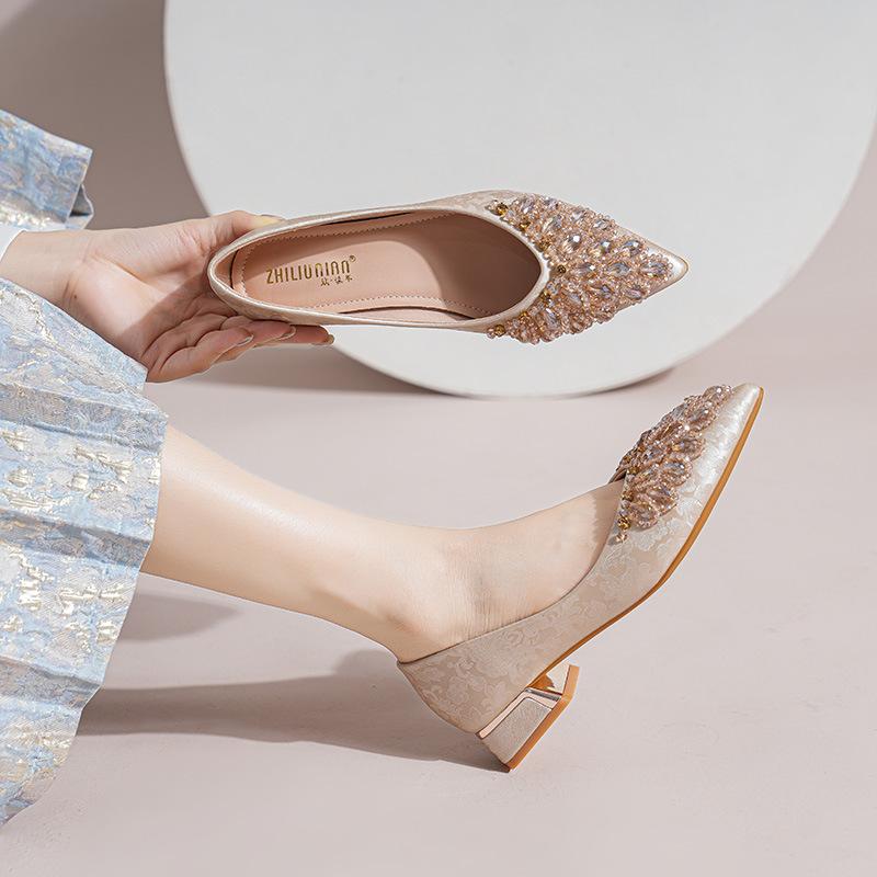 

Туфли женские летние универсальные с экраном «Павлин», средним каблуком, ручной работы, с бисером, модные, со стразами, новые остроносые туфли на толстом каблуке, одинарные 33 шампанского