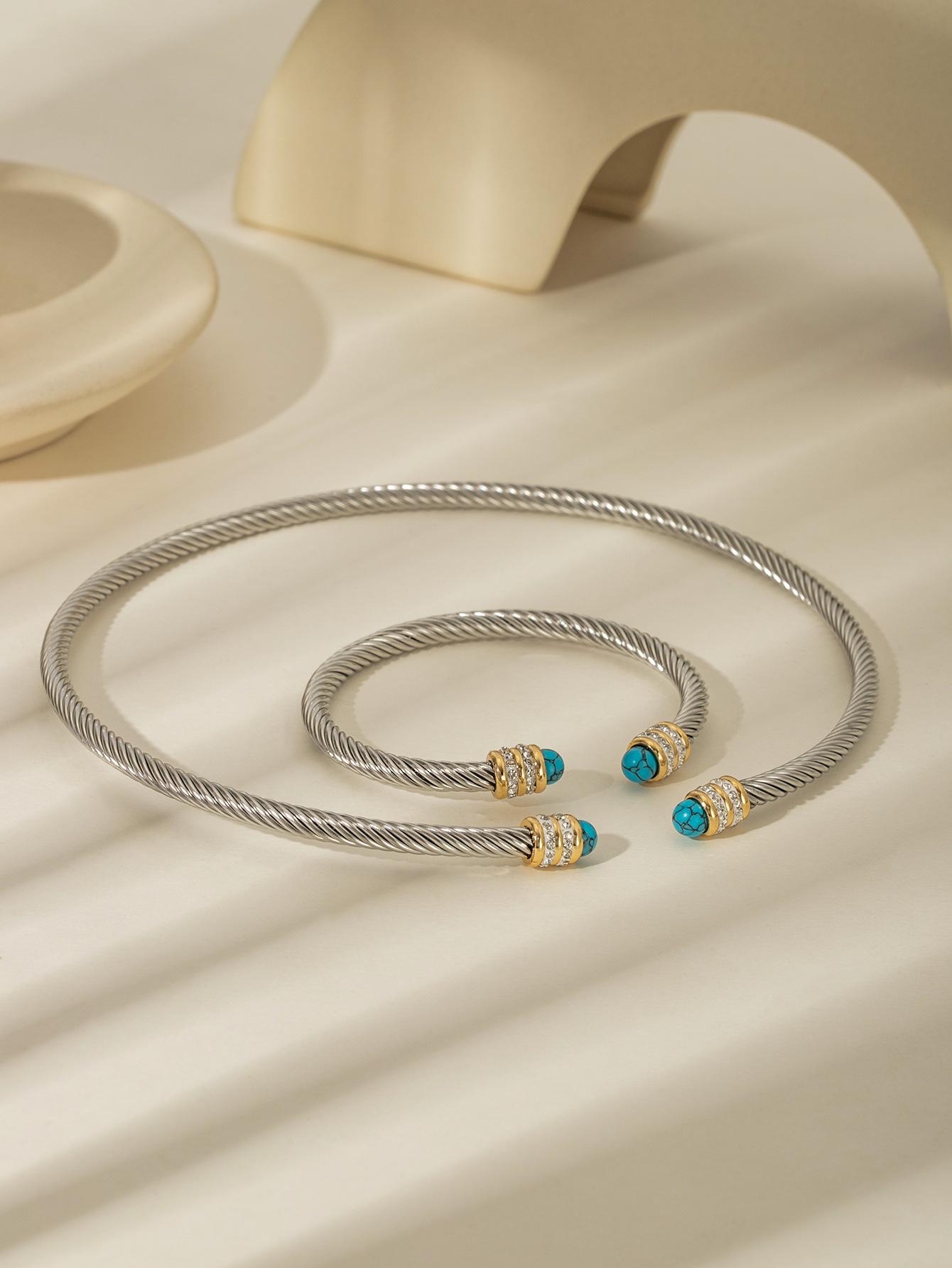 

Двухцветный чокер из нержавеющей стали с микроинкрустацией золотого и серебряного цвета и браслет из жемчужного троса