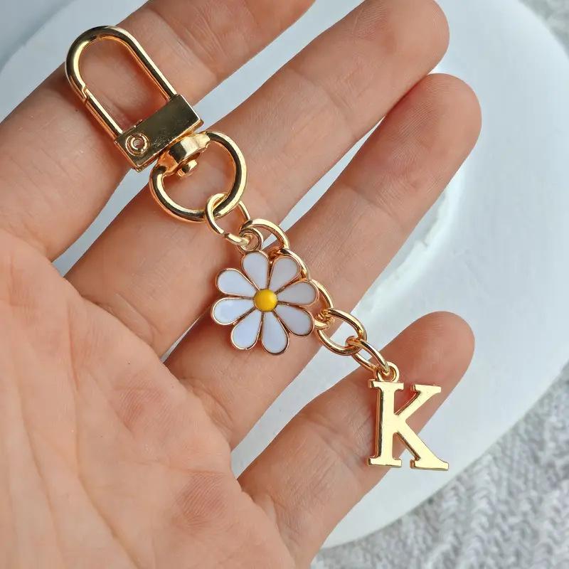 Metal Daisy Letter Keychain Fashion A-Z 26 Letters Keyring Charms Mobile Phone Key Holders Bag Pendant Accessories Couple Gift
