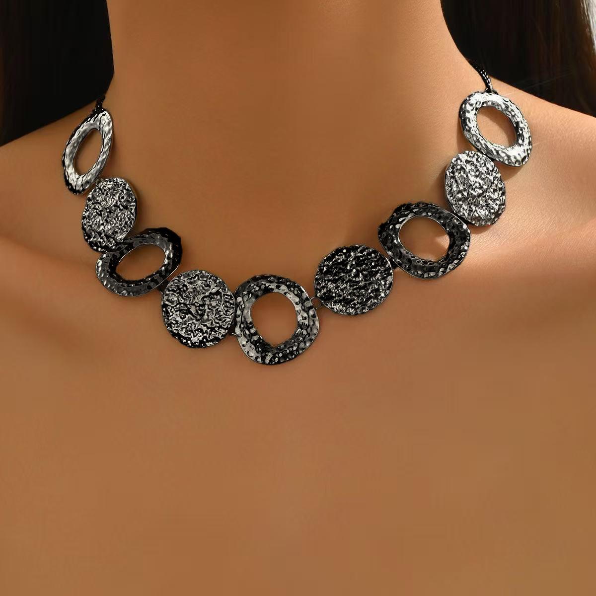 

Hammer pattern geometric round pendant necklace metal high-end niche design daily versatile чорний