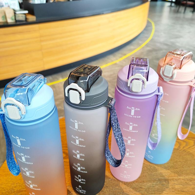 Verlaufene Mattierte Zeitmarkierung Wasserflasche, 1000ml Große Kapazität Tragbare Sport Trinkflasche mit Klappdeckel
