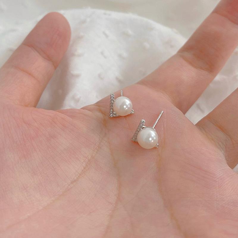 Kolczyki z perłami w kształcie litery V, lekki luksus, wyrafinowany niszowy design high-end, kolczyki przekłuwane