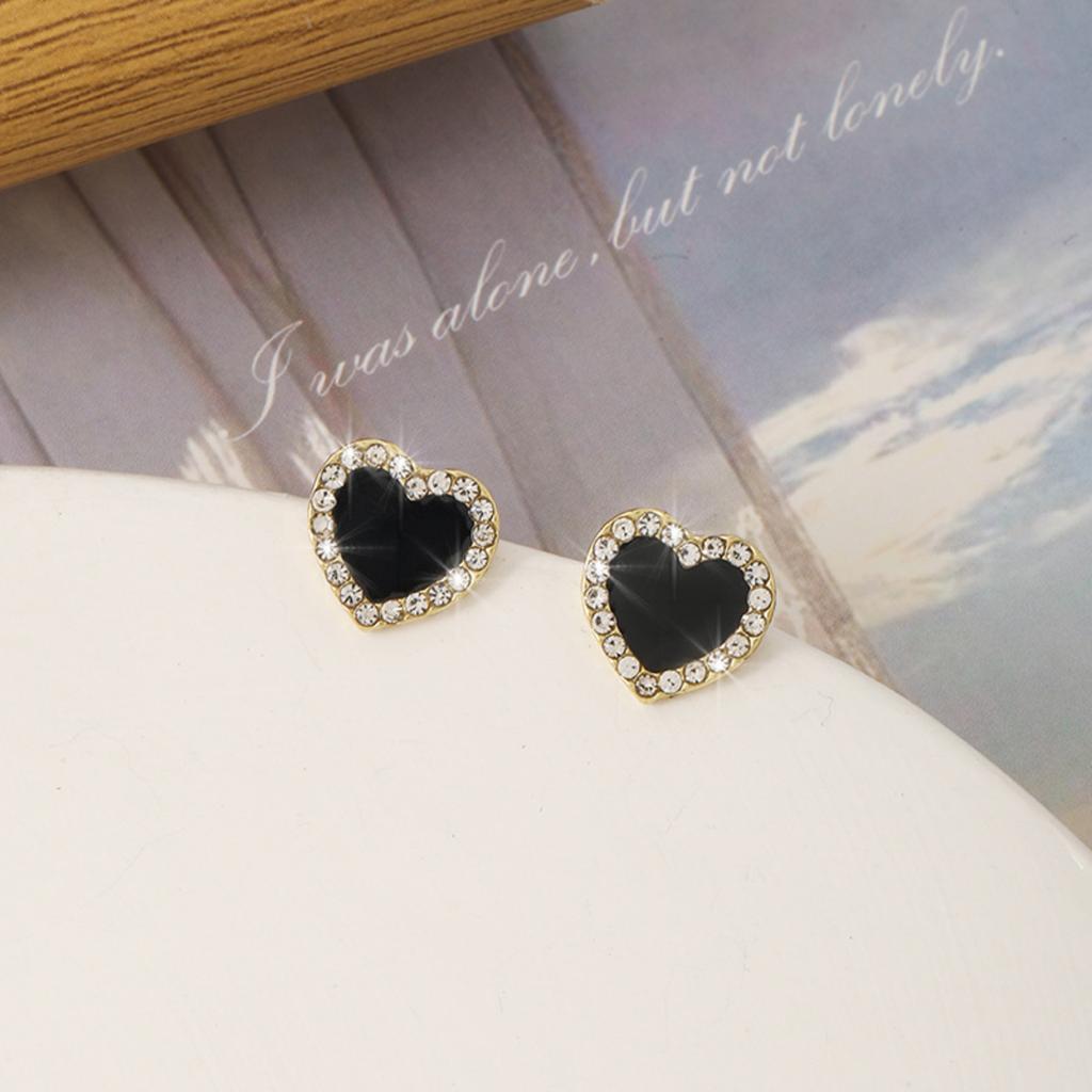 Vintage Heart Shaped Stud Earrings with Crystal Border Silver Needle Hypoallergenic Minimalist Design Elegant Fashion Jewelry for Women