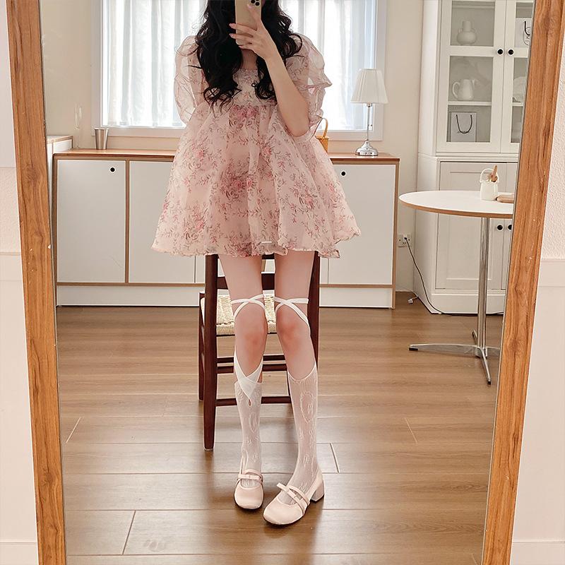 Tunna Spetssnörningsstrumpor för Vår, Höst och Sommar, med Ett Utskuret Kors Halvvägs Upp på Vadmuskeln och En Hjärtformad Blomma som Når Knät