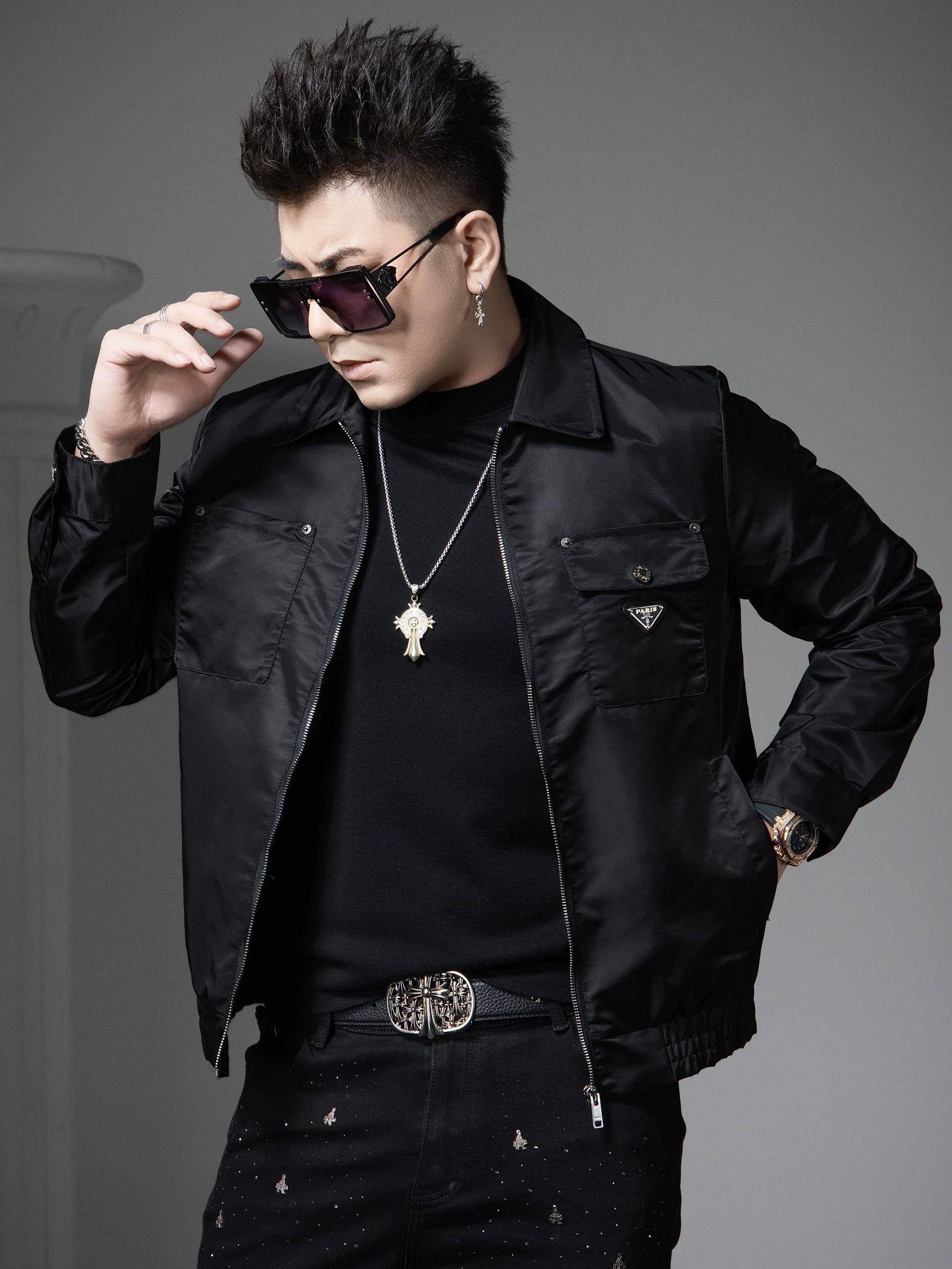 

European-Style Light Luxury High-End Men s Jacket 2025 New Trendy Brand Badge Turn-Down Collar Jacket Men s Autumn Casual Top XL чёрный