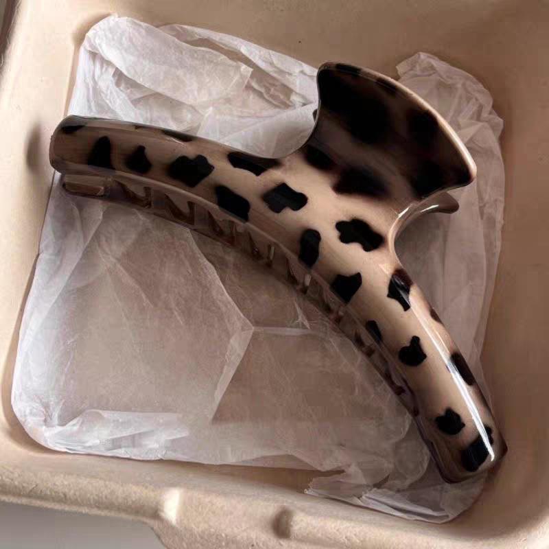 

2025 High-End Leopard Print Hair Claw Clip - Japanese Korean Style, Large Simple Hollow Design, Shark Clip