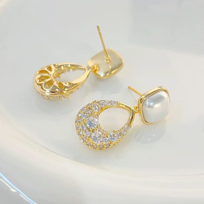 

Burst full of diamonds, red square water drop ear clips, women s high-end zircon earrings, no ear holes, niche mosquito coil disc earrings.