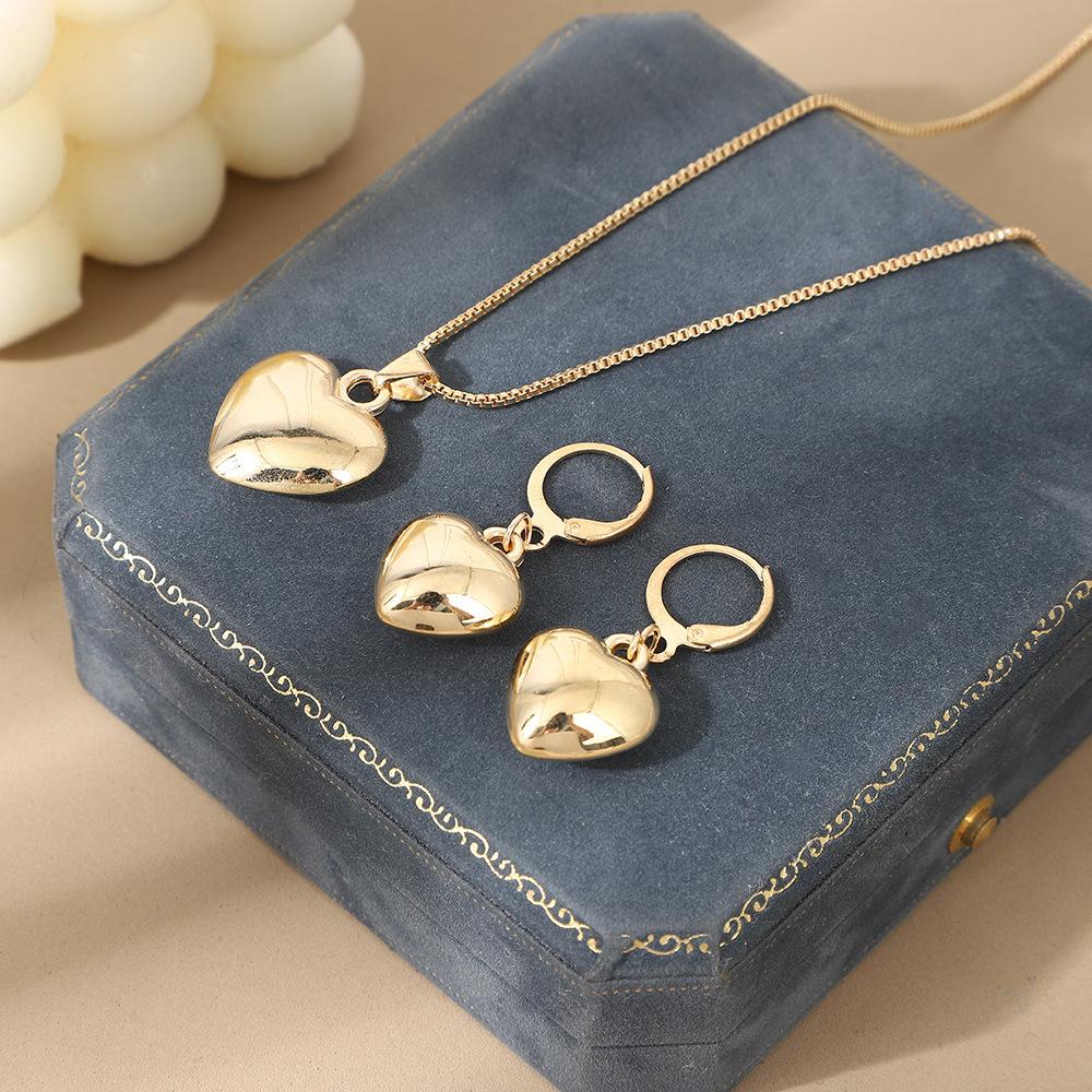 South Korea Cross-border Dongdaemun Love Cute Simple Glossy Peach Heart Ear Buckle CCB Alloy Electroplated High Color-retaining