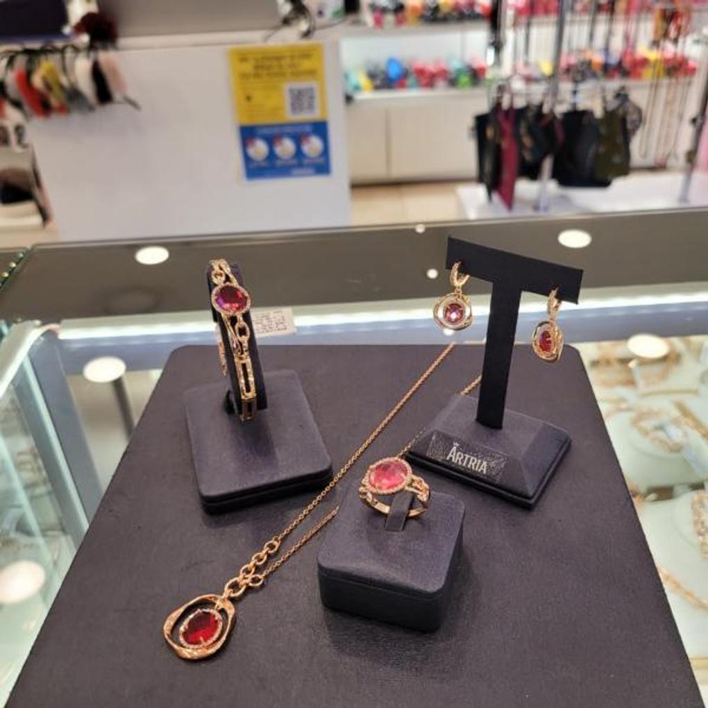 Atria Crystal Red Oval N Necklace JTONEFR0047PKF