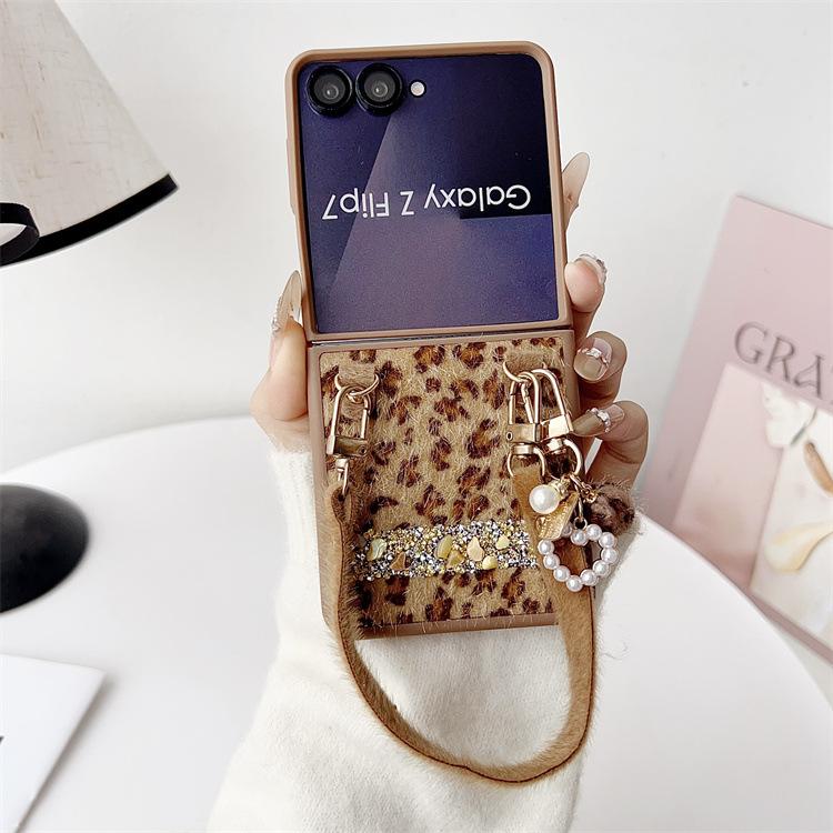 Applicable To Samsung ZFlip7 Folding Leopard Print Plush Mobile Phone Case Love Wrist Strap Lanyard Zflip6/5 Protective Case